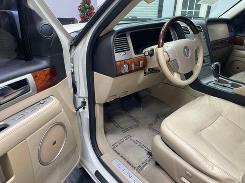 Used 2006 Lincoln Navigator Ultimate image 3