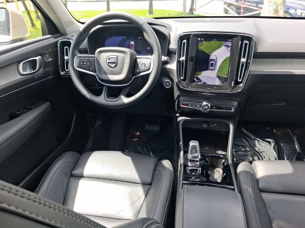 Certified 2025 Volvo XC40 B5 Ultra w/ Protection Package AWD/4WD image 10