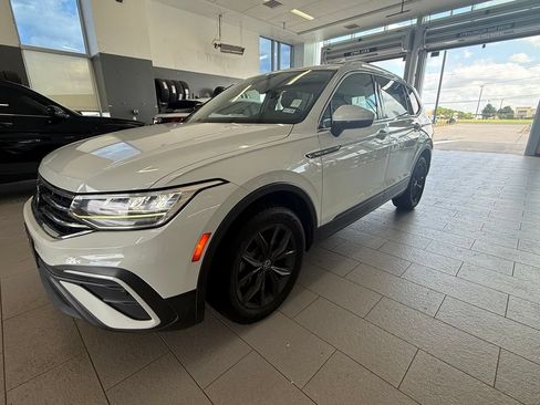Used 2022 Volkswagen Tiguan SE w/ Panoramic Sunroof Package FWD image 1