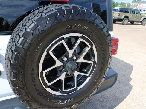 Used 2025 Jeep Wrangler Unlimited Rubicon AWD/4WD image 13