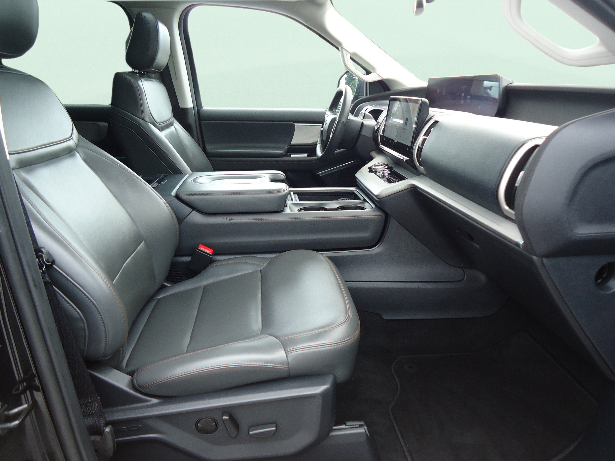 Used 2025 Ford Expedition Max Active AWD/4WD image 27
