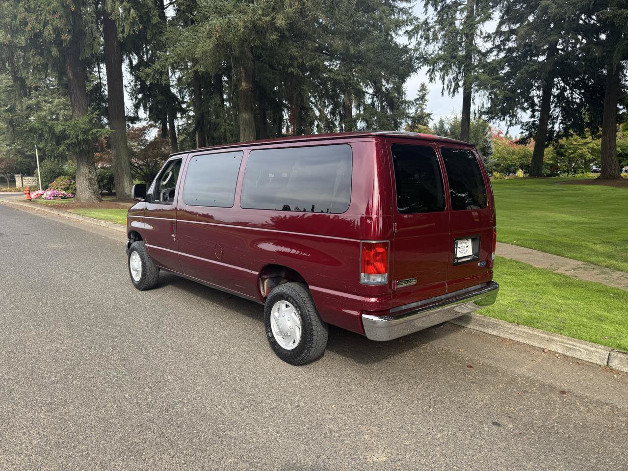 Used 2006 Ford E-350 and Econoline 350 Super Duty Wagon RWD image 3