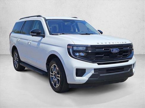Used 2025 Ford Expedition Active AWD/4WD image 3