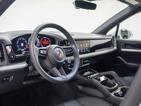 Certified 2025 Porsche Cayenne image 4