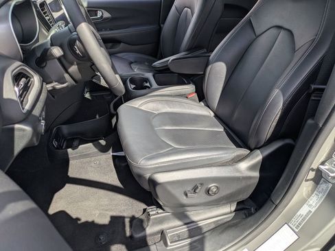 Used 2025 Chrysler Pacifica Select image 14