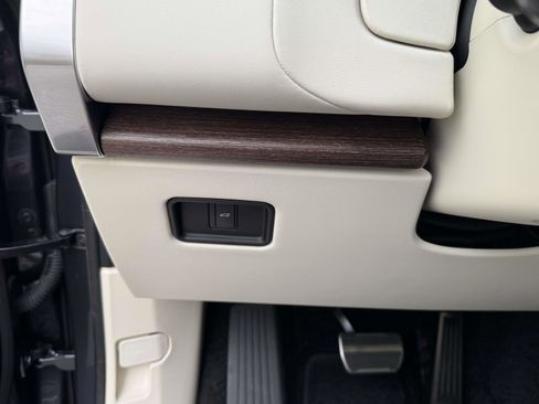Certified 2025 Land Rover Range Rover SE image 33