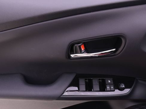 Certified 2021 Toyota Prius LE image 7