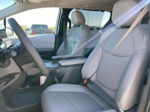 Certified 2025 Toyota Sienna XLE image 13