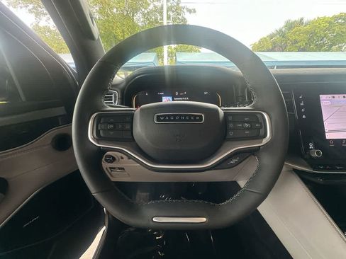 Used 2025 Jeep Wagoneer 4WD w/ Premium Group I image 15