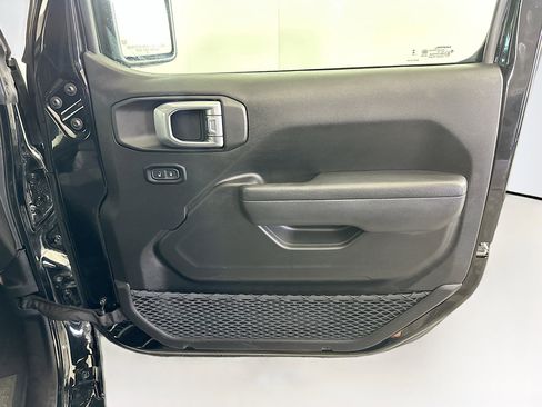 Used 2025 Jeep Wrangler Sport S image 30