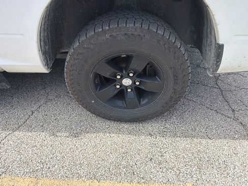 Used 2017 RAM 1500 Express AWD/4WD image 5