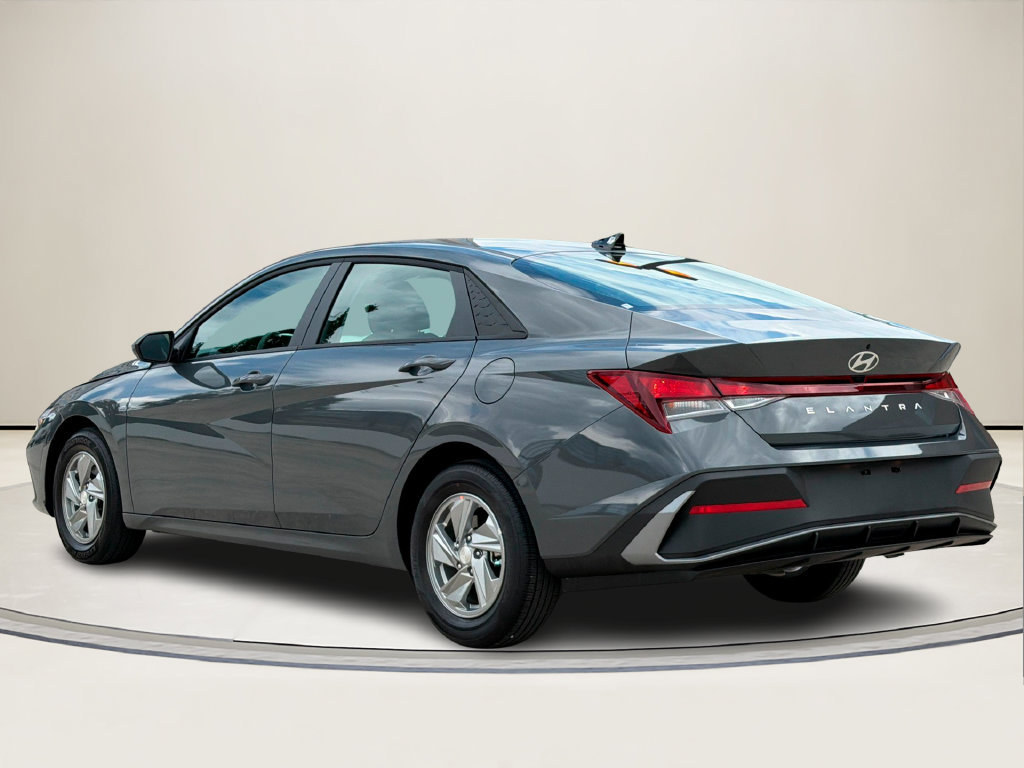 Used 2026 Hyundai Elantra SE FWD image 3