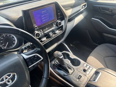 Used 2023 Toyota Highlander LE FWD image 23
