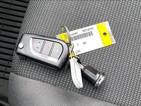 Used 2021 Toyota RAV4 LE image 27