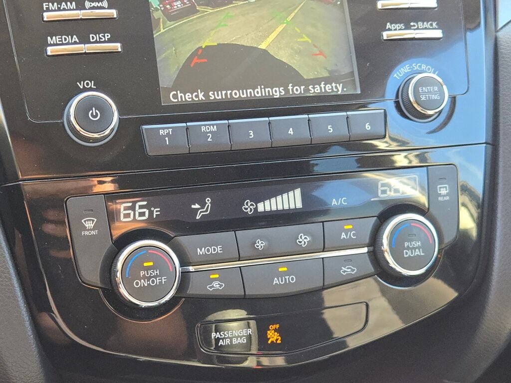 Used 2015 Nissan Rogue SV AWD/4WD image 27