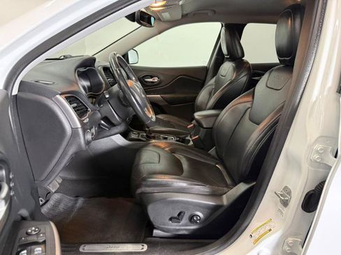 Used 2019 Jeep Cherokee Limited FWD image 6