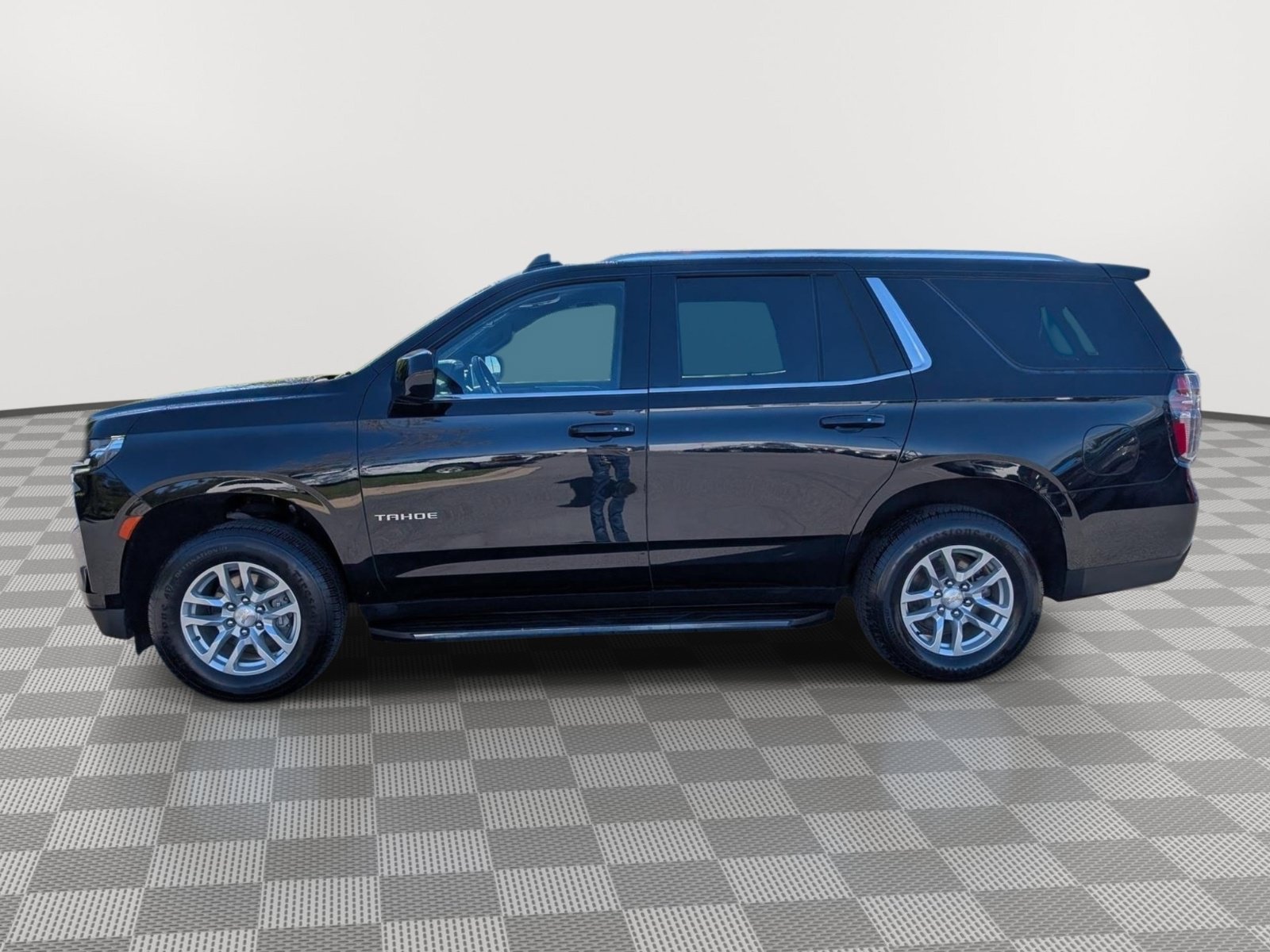 Used 2024 Chevrolet Tahoe LT AWD/4WD image 2
