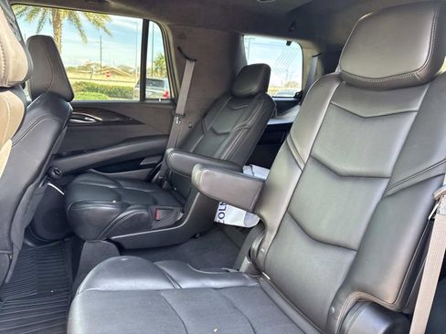 Used 2019 Cadillac Escalade Platinum image 18