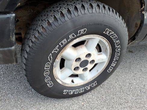 Used 2002 Chevrolet S10 Pickup LS w/ LS Preferred Equipment Group AWD/4WD image 3