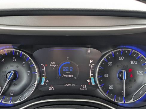 Used 2023 Chrysler Pacifica Touring-L FWD image 25