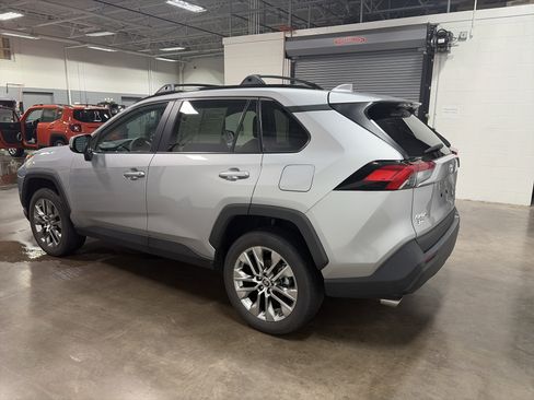 Used 2021 Toyota RAV4 XLE Premium image 5