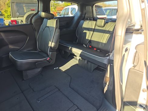 New 2026 Chrysler Pacifica Limited w/ Uconnect Theater Family Group image 17