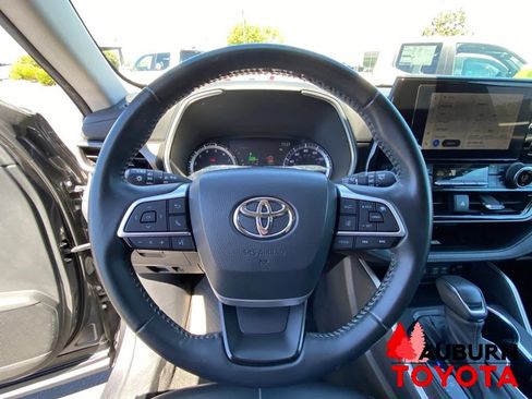 Used 2023 Toyota Highlander XLE AWD/4WD image 42