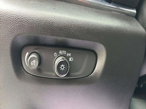 Used 2023 Chevrolet Traverse LT image 19