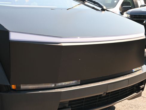 Used 2024 Tesla Cybertruck AWD Crew Cab image 13