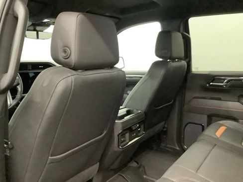 Used 2023 GMC Sierra 1500 AT4 w/ Technology Package AWD/4WD image 8