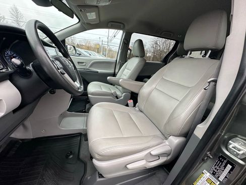 Used 2020 Toyota Sienna L image 13