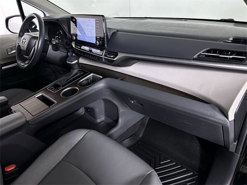 Used 2024 Toyota Sienna XLE image 30