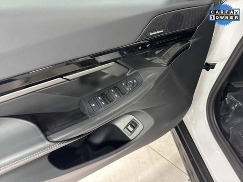 Used 2025 BMW 530i xDrive w/ Premium Package image 13