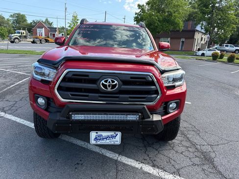 Used 2017 Toyota Tacoma SR5 w/ Tow Package AWD/4WD image 3