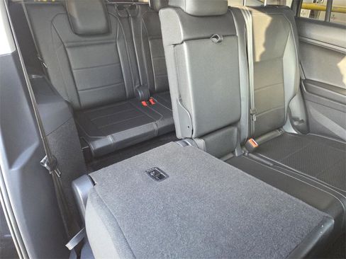 Used 2020 Volkswagen Tiguan SE image 17