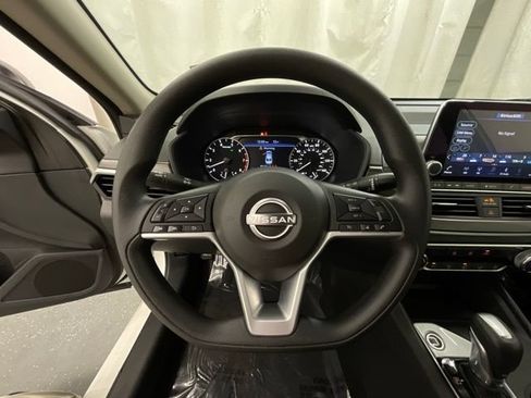 Used 2025 Nissan Altima 2.5 SV FWD image 11