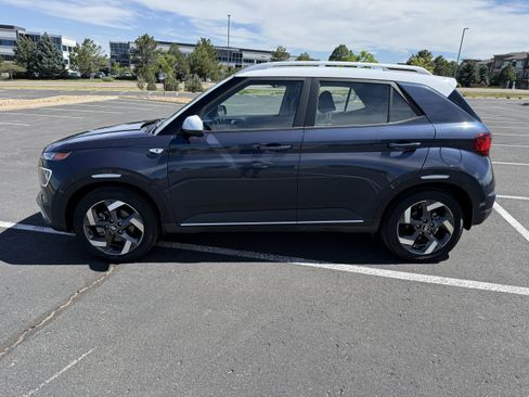 Used 2023 Hyundai Venue Limited FWD image 4