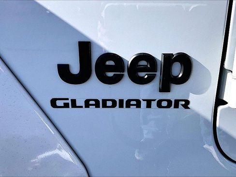 Used 2021 Jeep Gladiator Sport AWD/4WD image 9