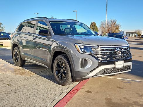 New 2026 Volkswagen Atlas Peak Edition image 4
