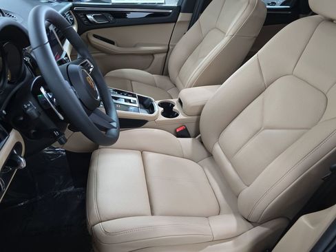 New 2026 Porsche Macan image 5