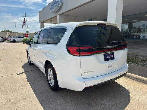 Used 2024 Chrysler Pacifica Touring-L FWD image 6