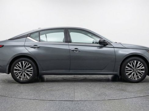 Used 2025 Nissan Altima 2.5 SV FWD image 11
