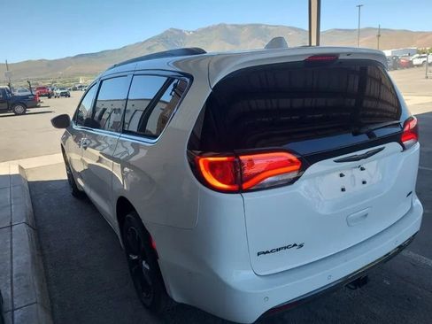Used 2020 Chrysler Pacifica Touring-L AWD/4WD image 3