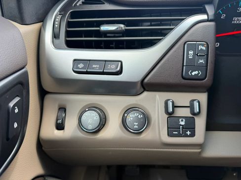 Used 2020 Chevrolet Suburban Premier AWD/4WD image 18