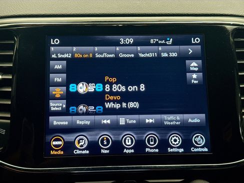 Used 2021 Jeep Grand Cherokee Limited w/ Luxury Group II image 9