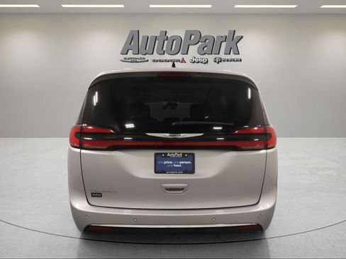 Certified 2024 Chrysler Pacifica Touring-L FWD image 6