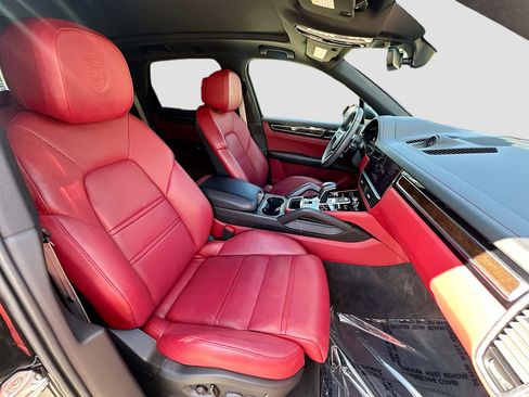 Used 2023 Porsche Cayenne image 33