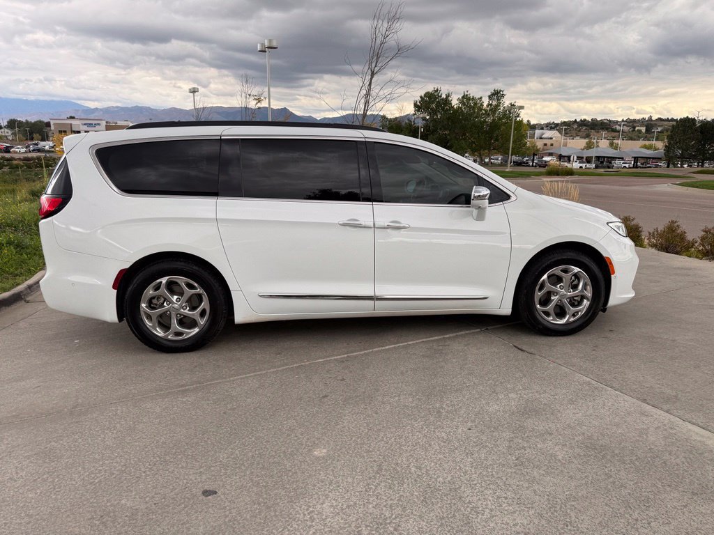 Used 2022 Chrysler Pacifica Limited FWD image 8