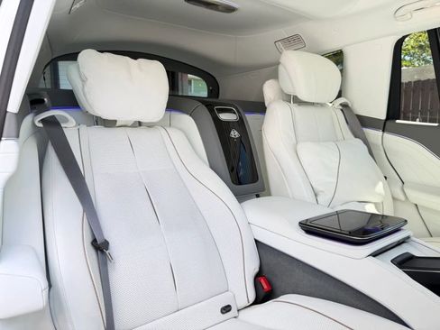 Used 2023 Mercedes-Benz Maybach GLS 600 4MATIC image 31