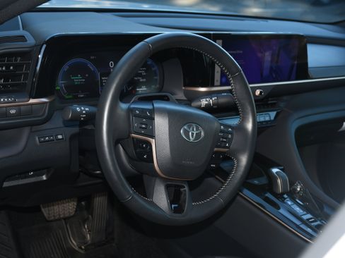 Used 2025 Toyota Crown Limited image 9